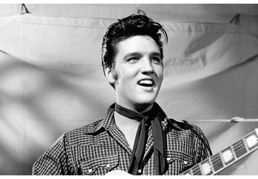 En la imagen, está Elvis Presley sonriendo