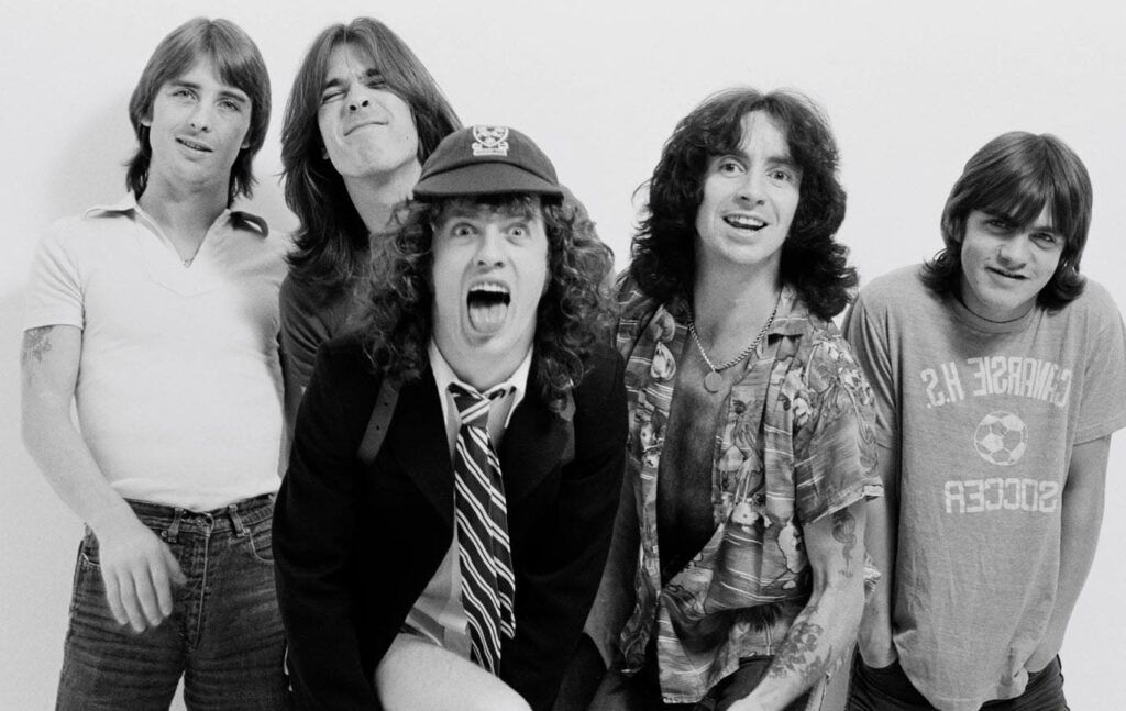 En la imagen, están los integrantes de AC/DC posando para la foto