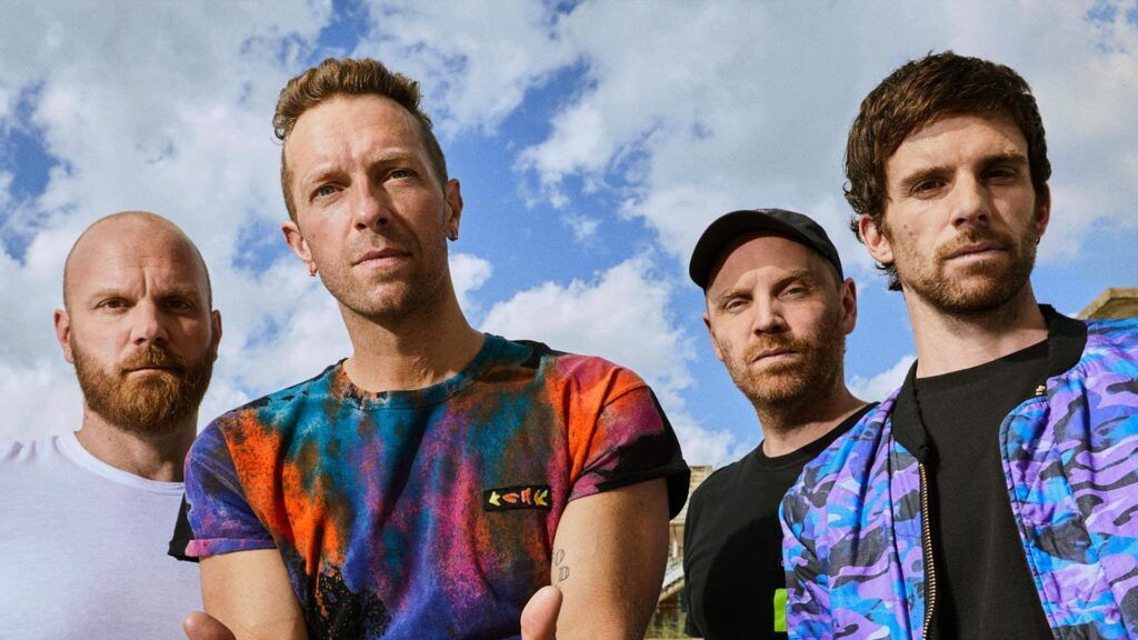 En la imagen, están los 4 integrantes de Coldplay mirando hacia la cámara