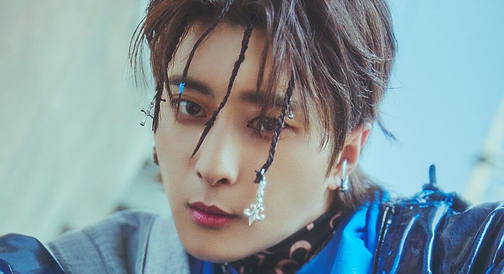 En la imagen, está J.Seph mirando hacia la cámara