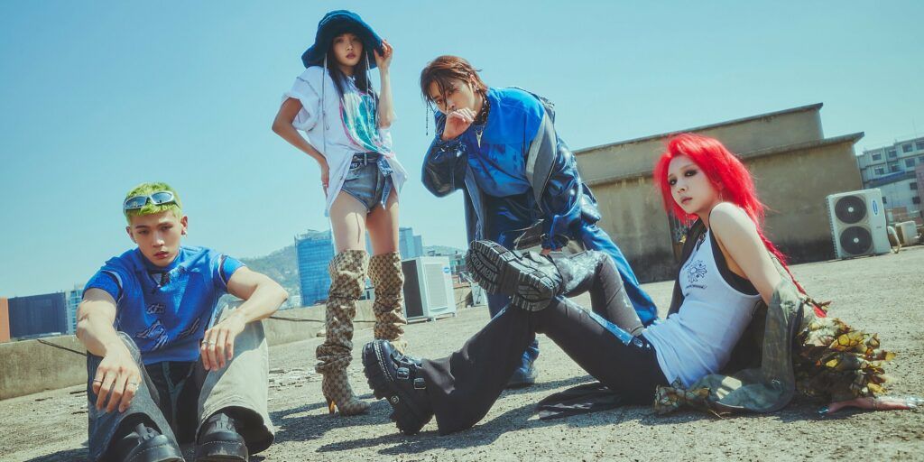 En la imagen, están los integrantes de KARD posando para la foto a cielo abierto