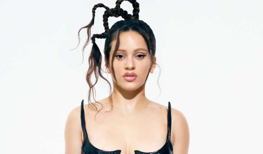 En la imagen, está la cantante Rosalía mirando hacia la cámara