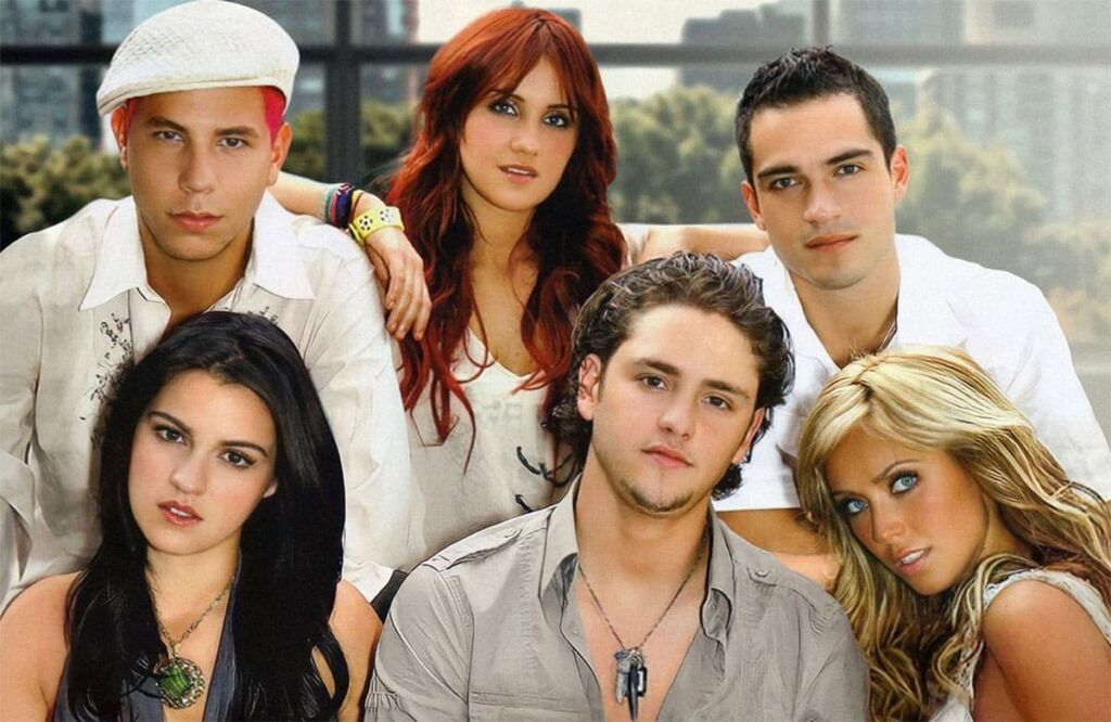 En la imagen, están los seis integrantes de RBD mirando hacia la cámara