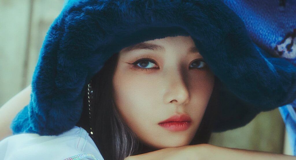 En la imagen, está Somin mirando hacia lá cámara