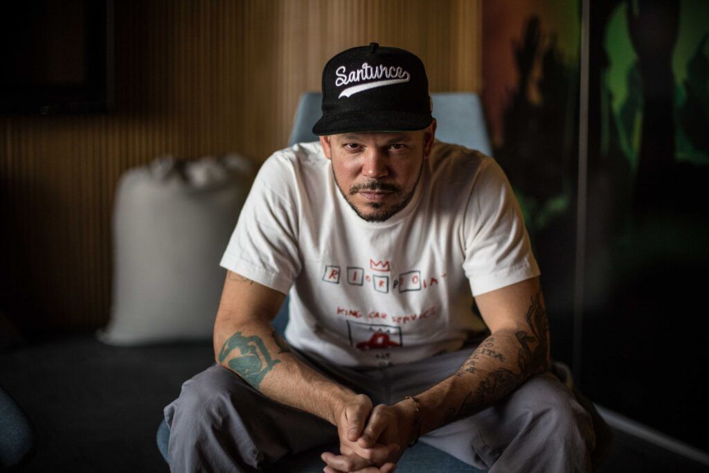 En la imagen, está Residente mirando hacia la cámara