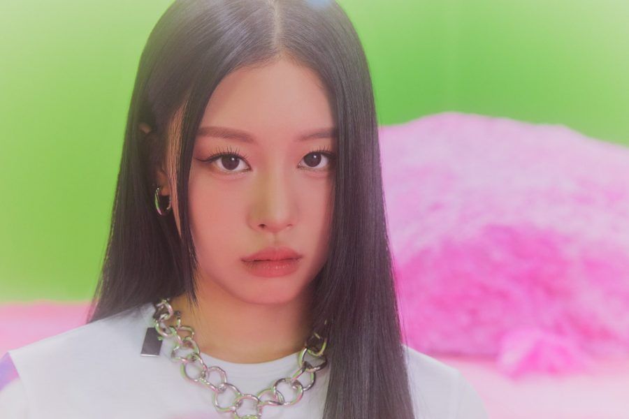 En la imagen, está Sio mirando hacia la cámara