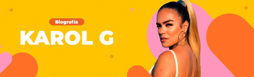 En la imagen, está Karol G mirando hacia la cámara por encima del hombro
