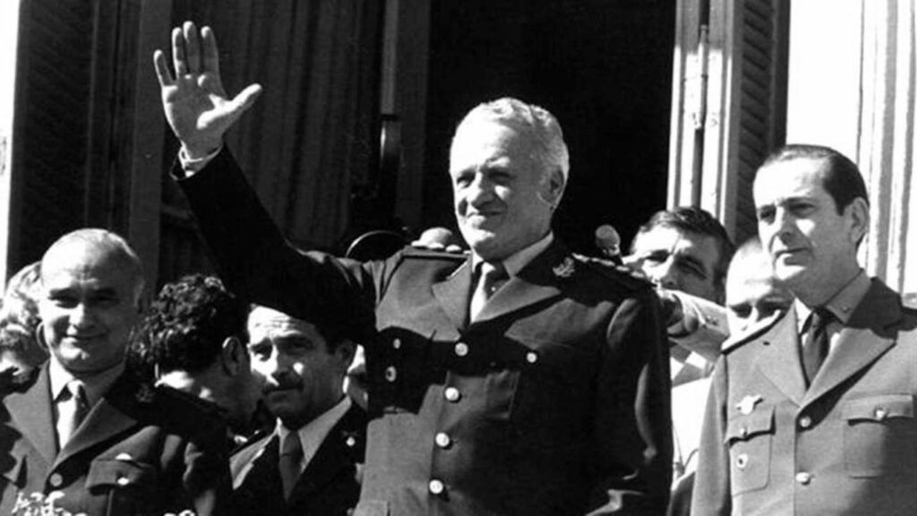 En la imagen, está el general Leopoldo Galtieri, exdictador de Argentina, saludando a la gente