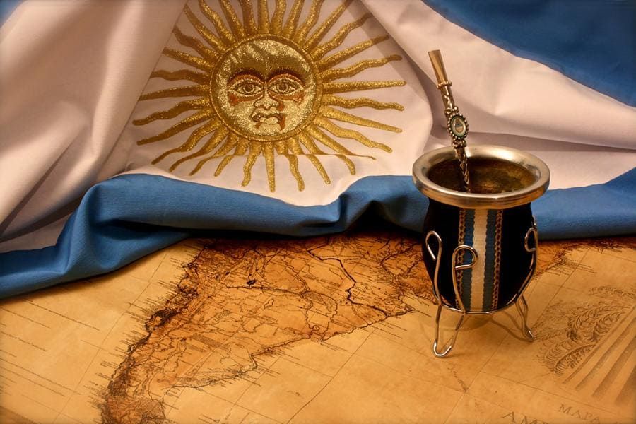 En la imagen, se ve un mate y la bandera argentina