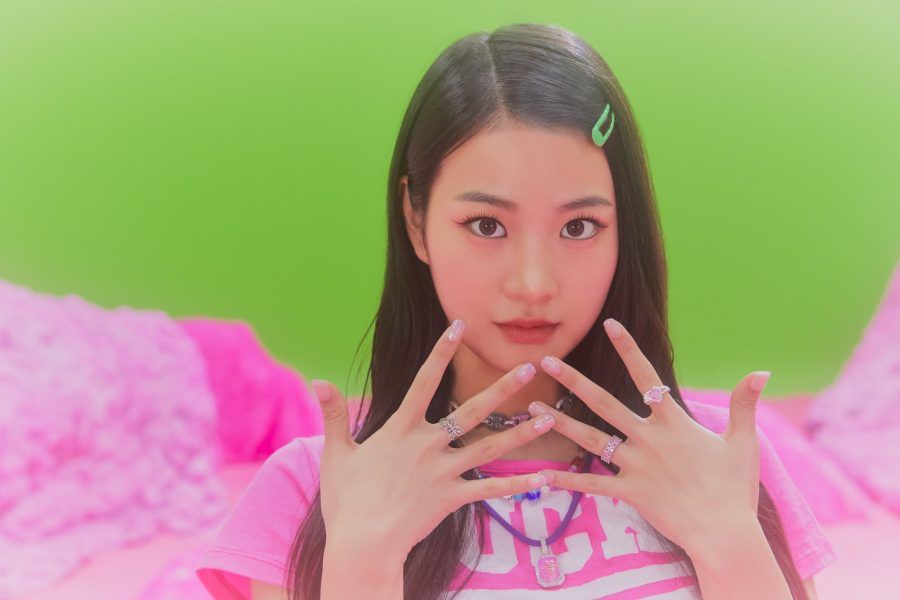 En la imagen, está Aran posando para la foto