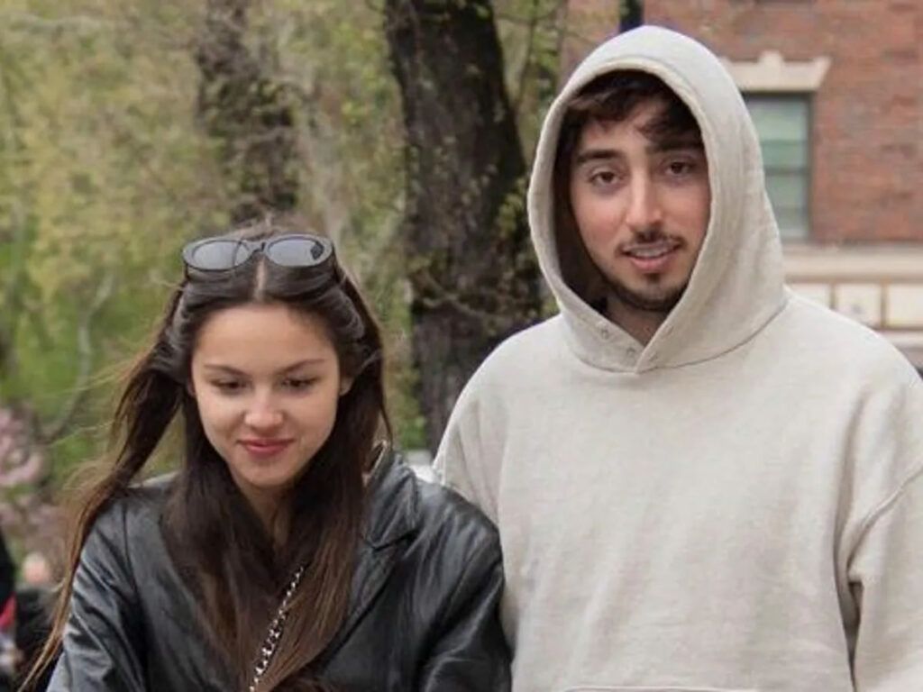 En la imagen, están Olivia Rodrigo y Zack Bia