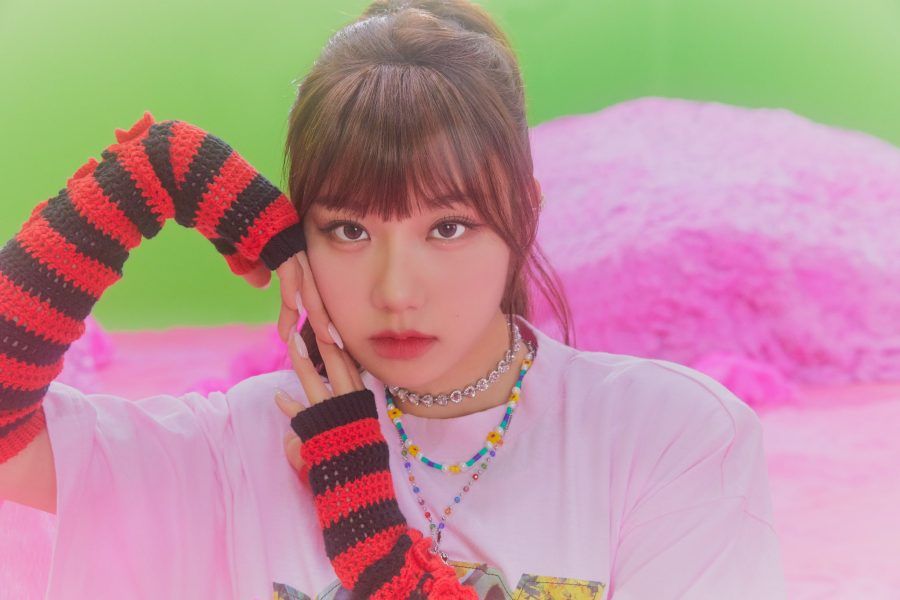 En la imagen, está Saena de FIFTY FIFTY posando para la foto