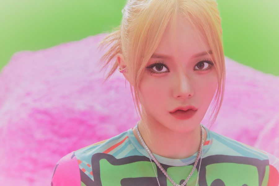 En la imagen, está Keena de FIFTY FIFTY mirando hacia la cámara