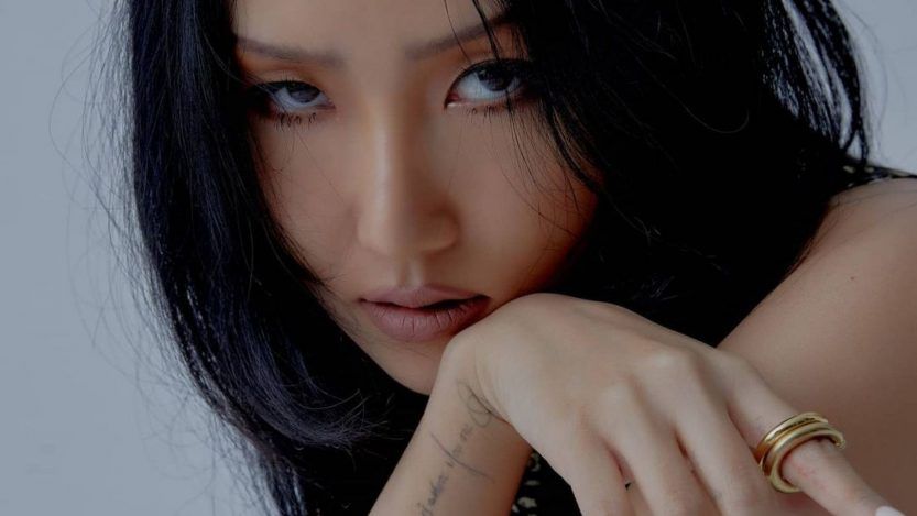 En la imagen, está Hwasa de MAMAMOO