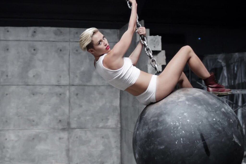Miley Cyrus no clipe de Wrecking Ball