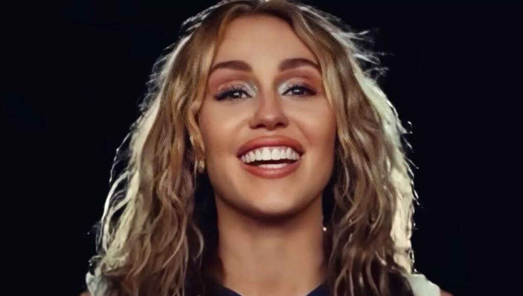 Miley Cyrus no clipe de Used To Be Young