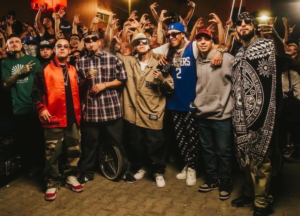 En la imagen, están los raperos Lefty SM, Santa Fe Klan, Dharius, C-Kan, MC Davo y Neto Peña