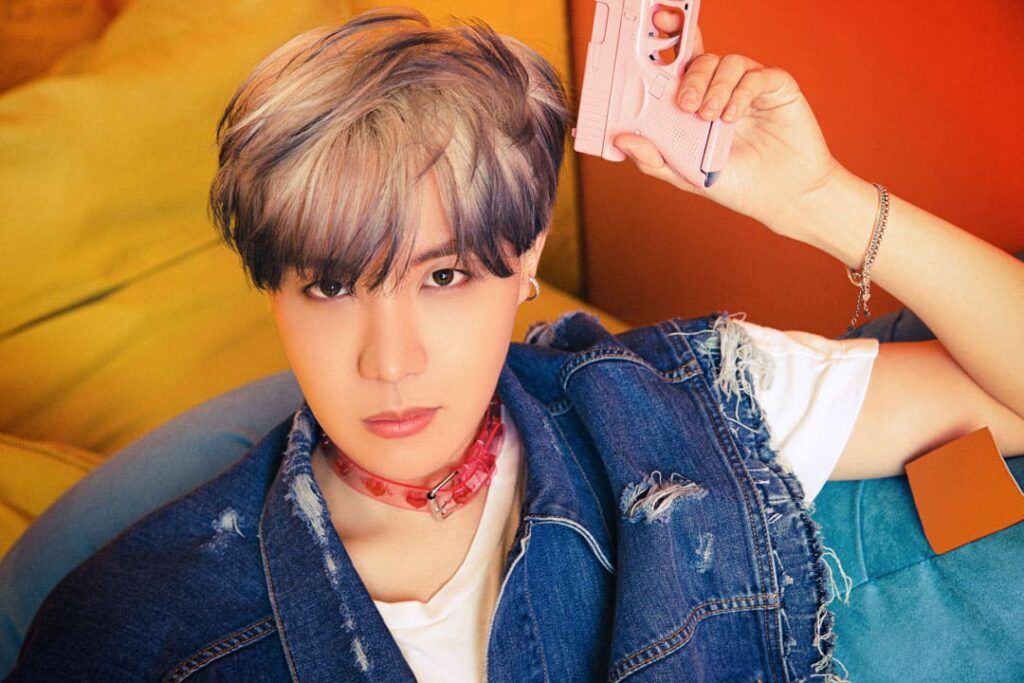 En la imagen, está j-hope mirando hacia la cámara