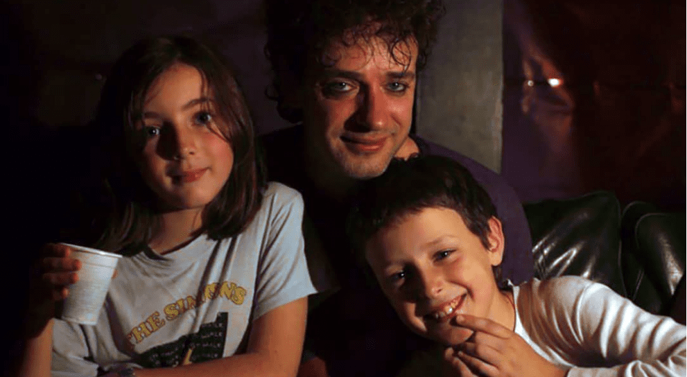 En la imagen, está Gustavo Cerati abrazando a sus dos hijos, Lisa y Benito