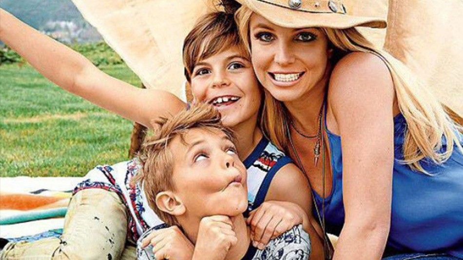 En la imagen, está Britney Spears abrazando a sus dos hijos cuando eran niños