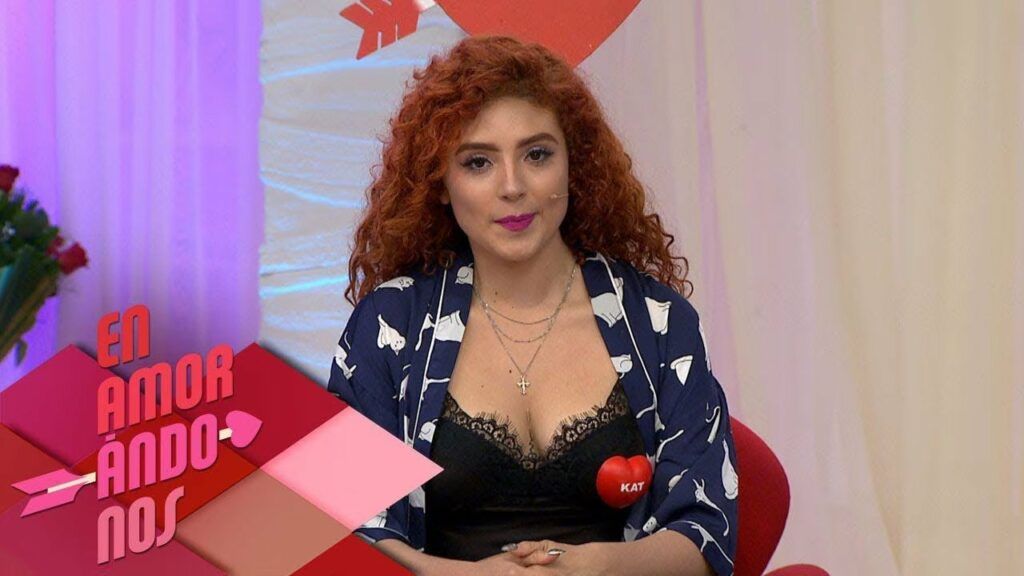 Bellakath con el pelo rojo rizado