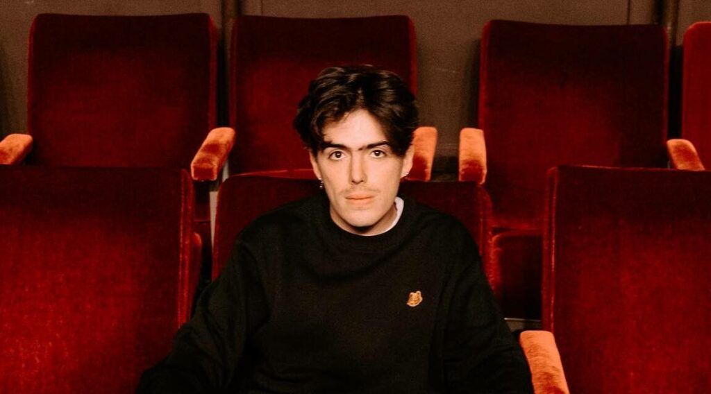 Martín Vargas sentado en una butaca roja, mirando hacia la cámara