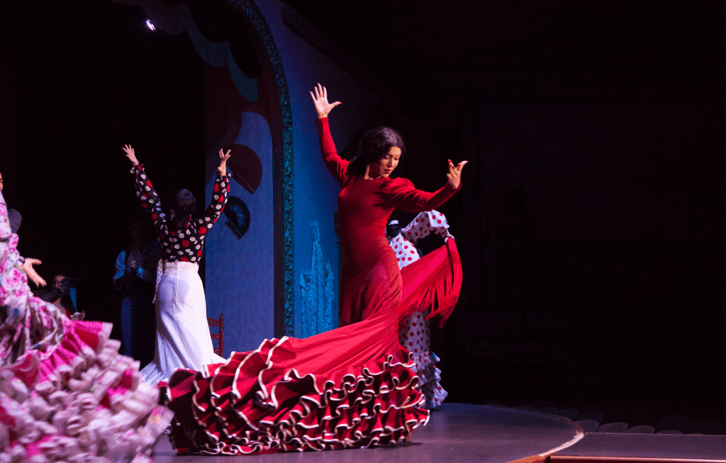 Bailarina de flamenco llevando un traje rojo