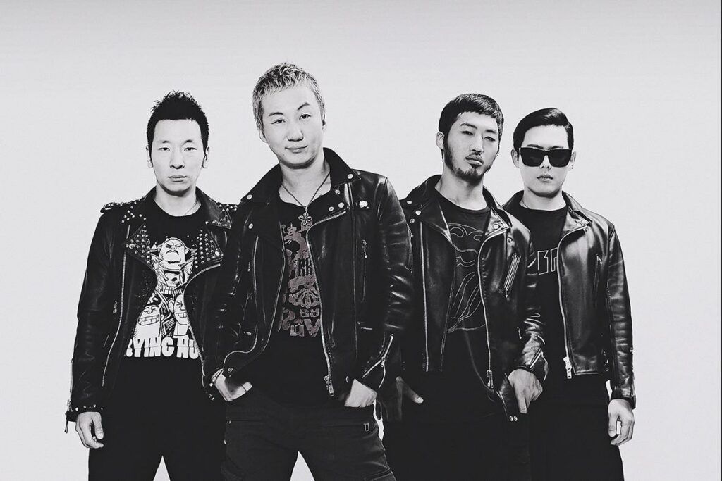 Integrantes de No Brain en blanco y negro