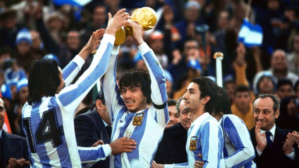 Jugadores argentinos levantando la copa del Mundial de 78