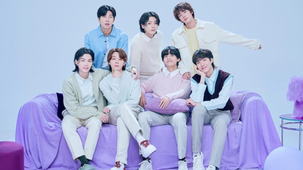 Imagem do grupo BTS, mostrando todos os sete integrantes.