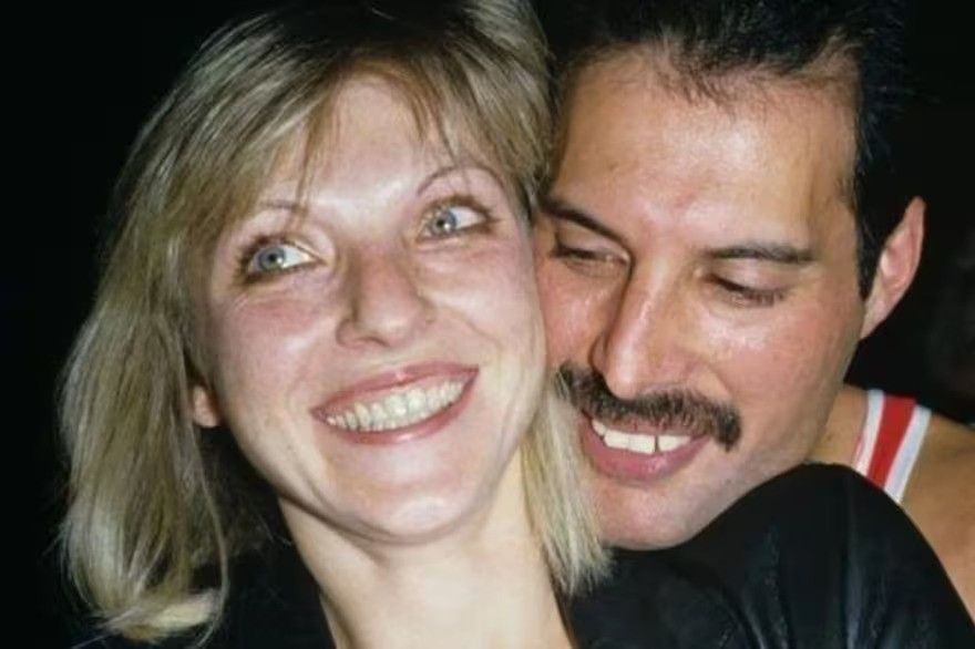 Mary Austin y Freddie Mercury