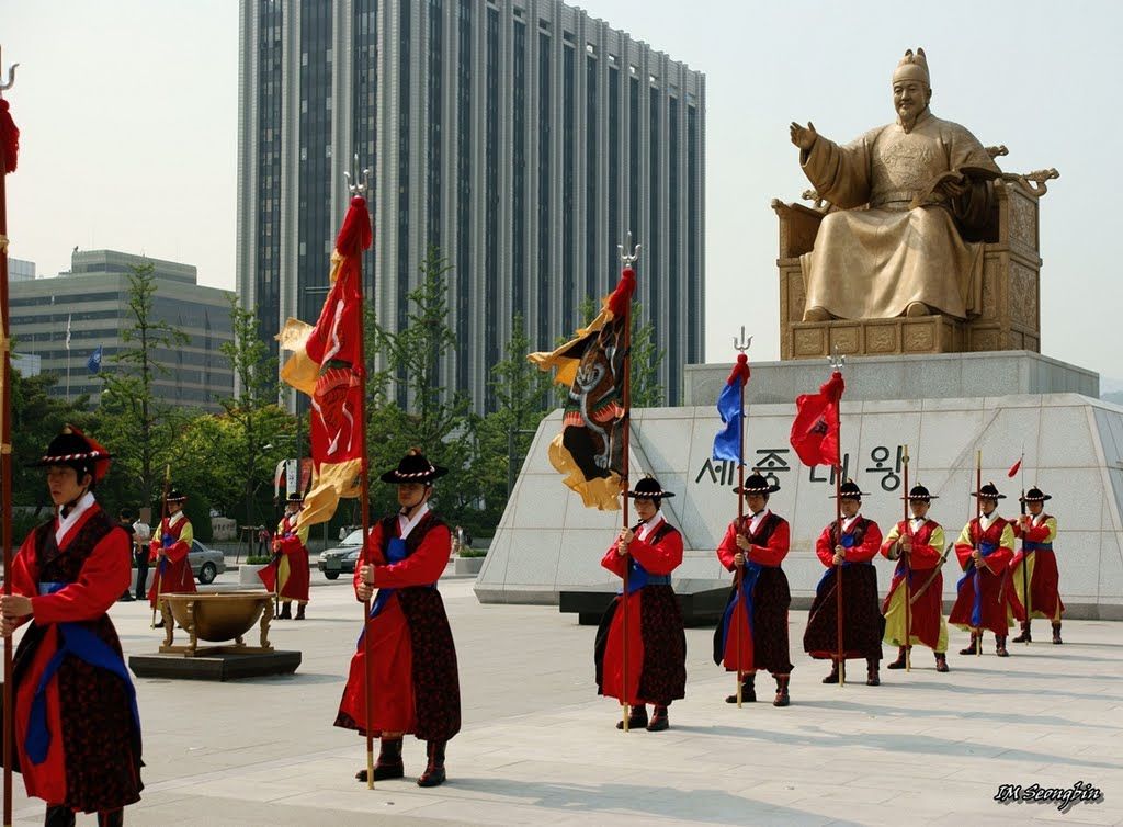 Cerimônia na estátua do Rei Sejong