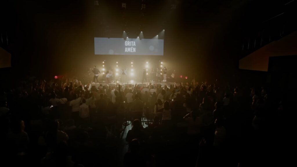 Jóvenes alabando a Dios