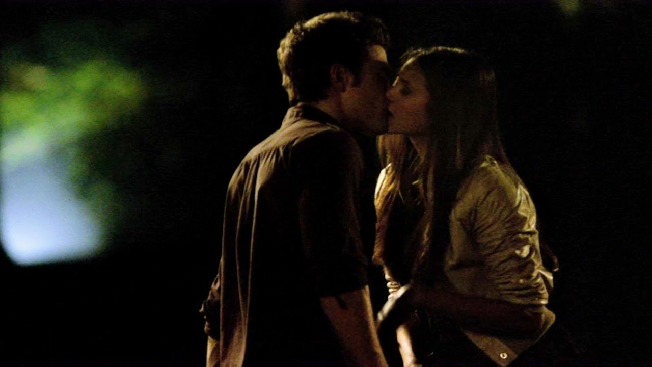Elena Gilbert e Stefan Salvatore se beijam em Diários de Um Vampiro.