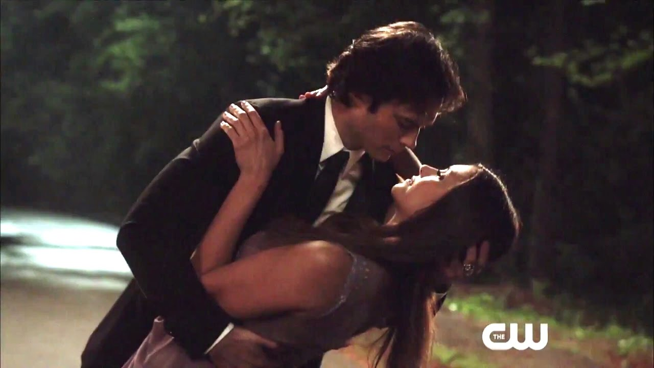 Elena Gilbert e Damon Salvatore dançam pela última vez em Diários de um Vampiro