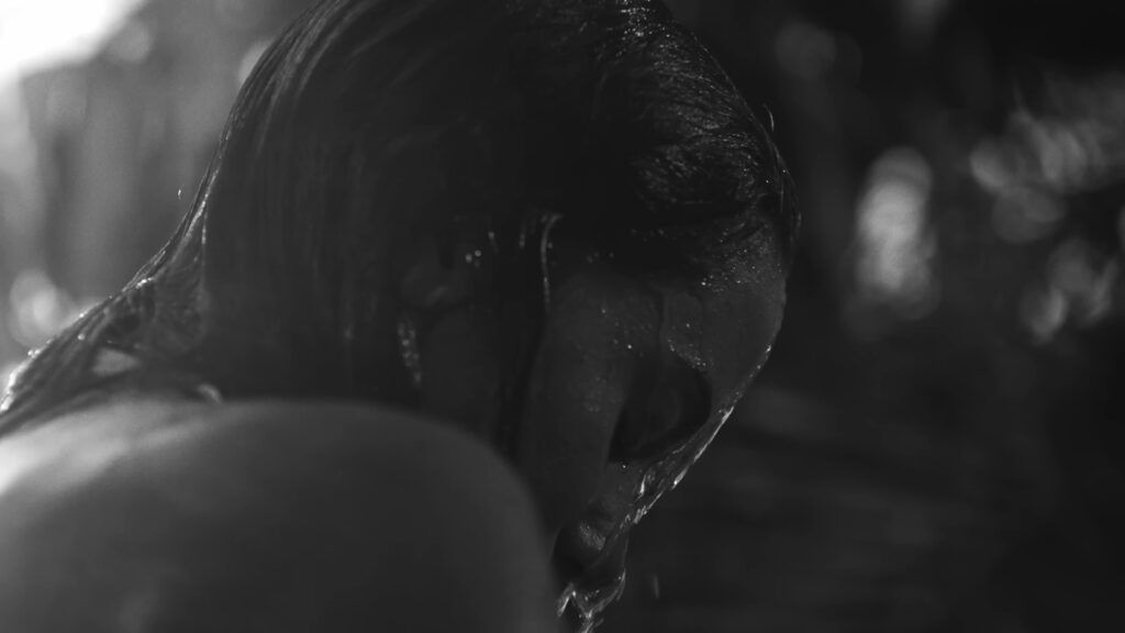 Anitta recebe banho de purificação no videoclipe de Aceita