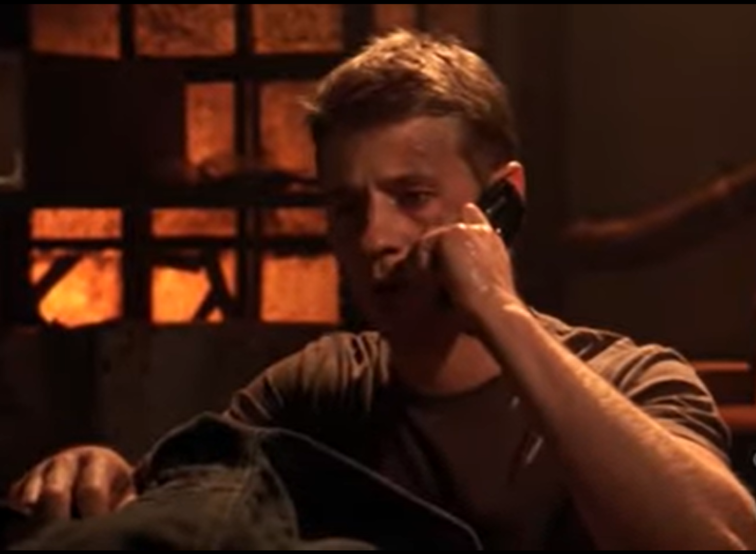 Ryan, da série O.C. Um Estranho No Paraíso, ao telefone.
