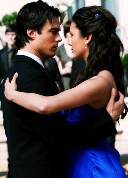 Elena Gilbert e Damon Salvatore dançam juntos em Diários De Um Vampiro