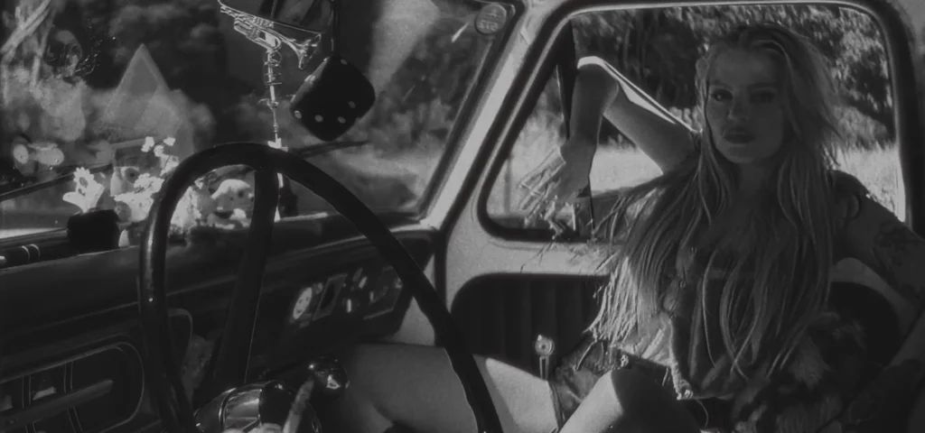 Luiza Sonza no clipe de Sagrado Profano