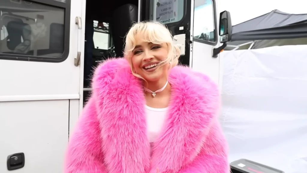 Sabrina Carpentes no clipe de Please Please Please