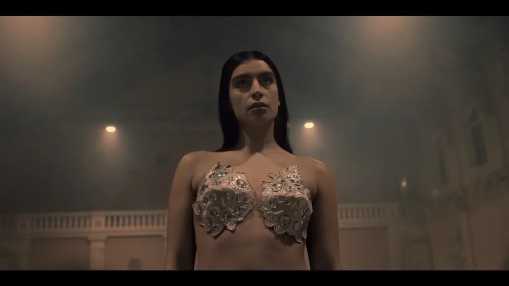 Sevdaliza no clipe de Human