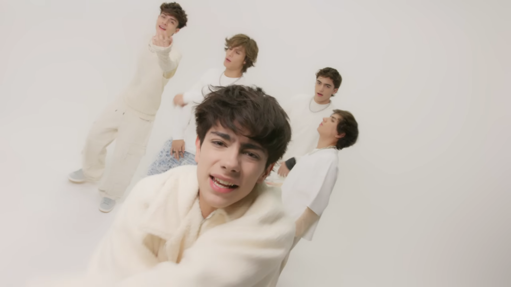 Integrantes de BTW en el video de LAMBO