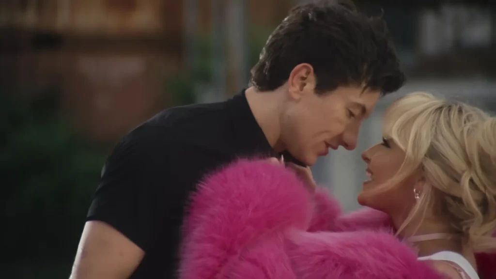 screenshot de Sabrina y Barry en el video