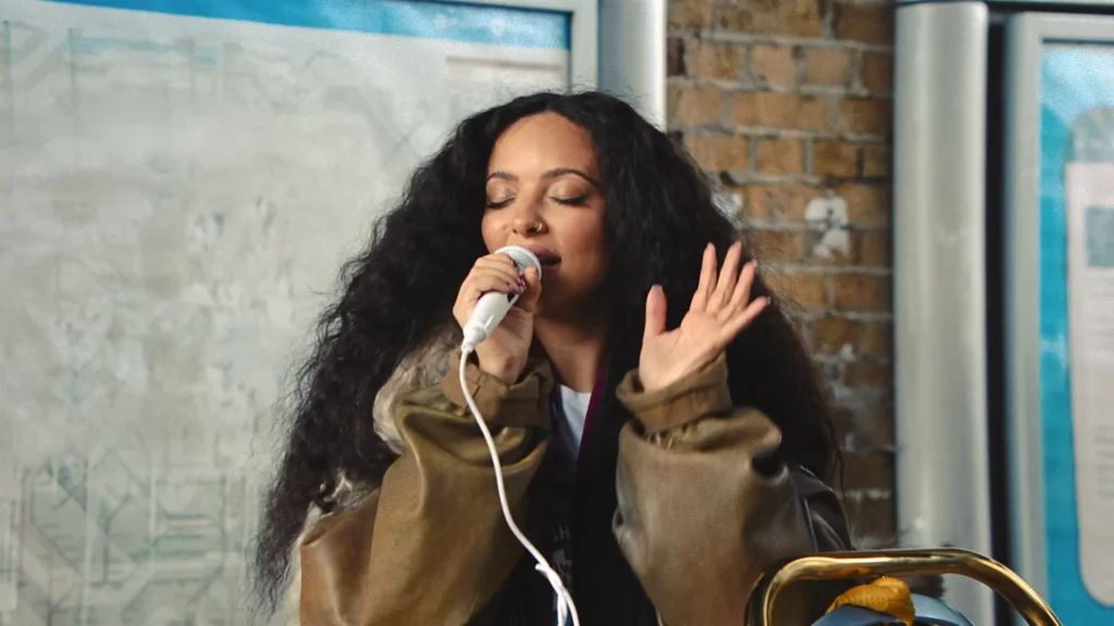 Jade Thirlwall no clipe de Angel of My Dreams