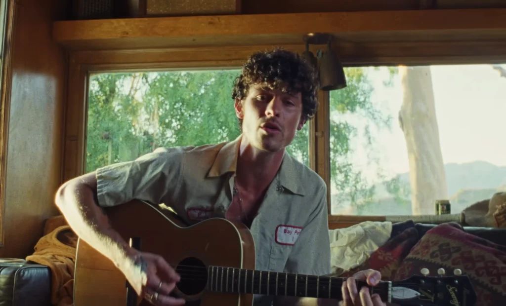 Shawn Mendes no clipe de Nobody Knows