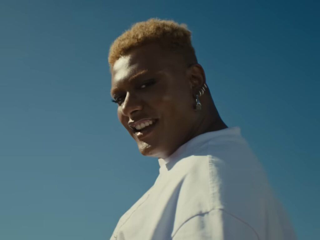 Cantora Liniker no clipe de TUDO
