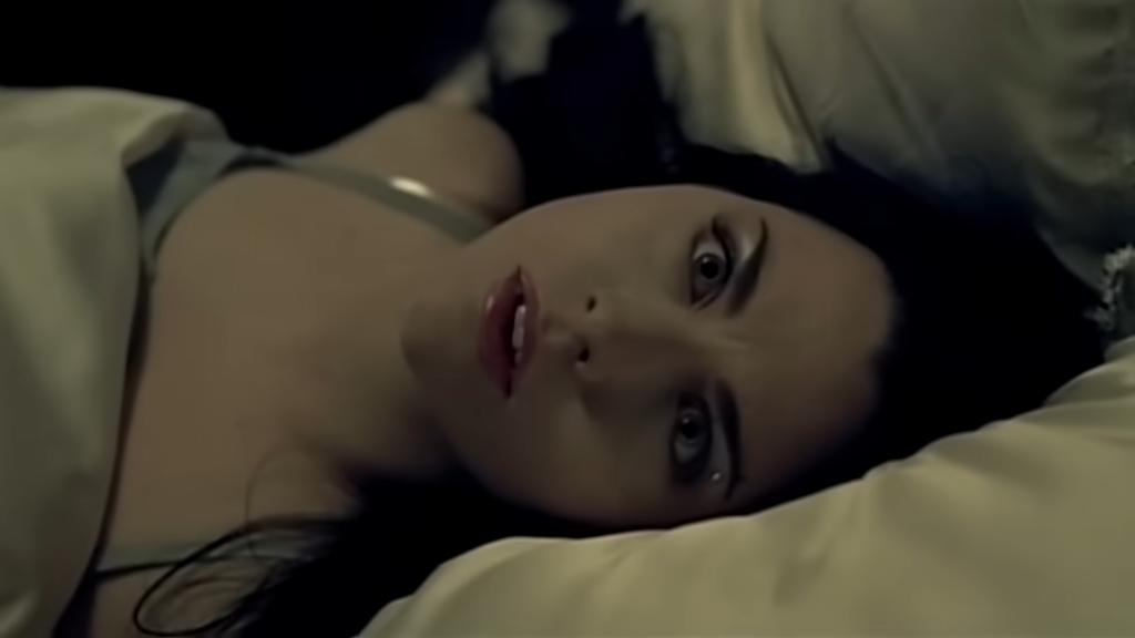 Amy Lee no clipe de Bring Me To Life, do Evanescence