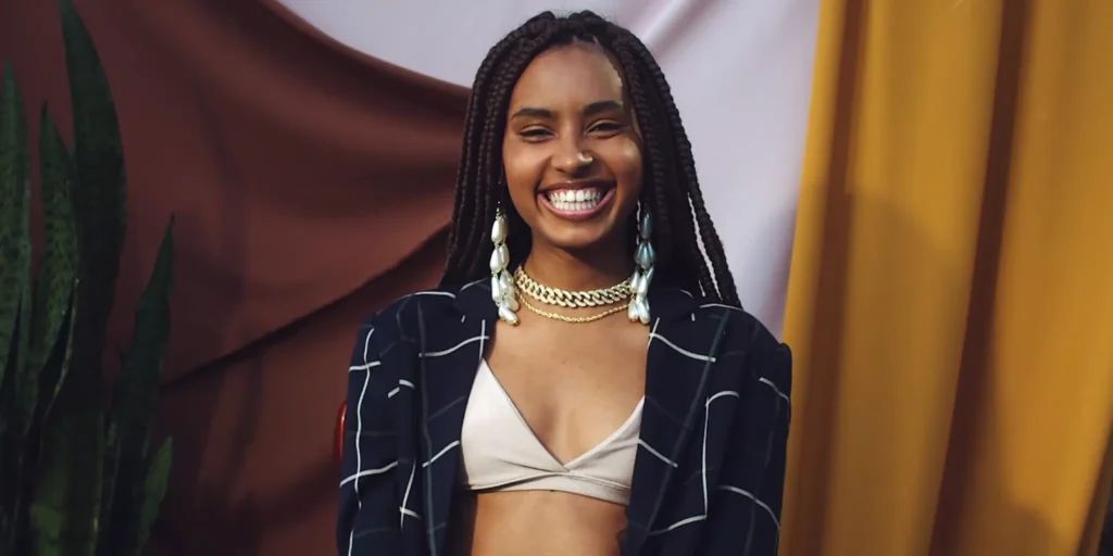 Gabz no clipe de PELE.