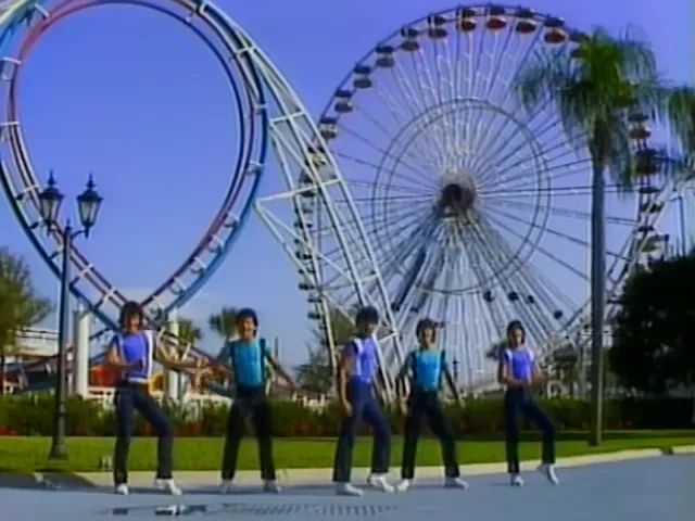 Menudos no clipe de No Te Reprimas