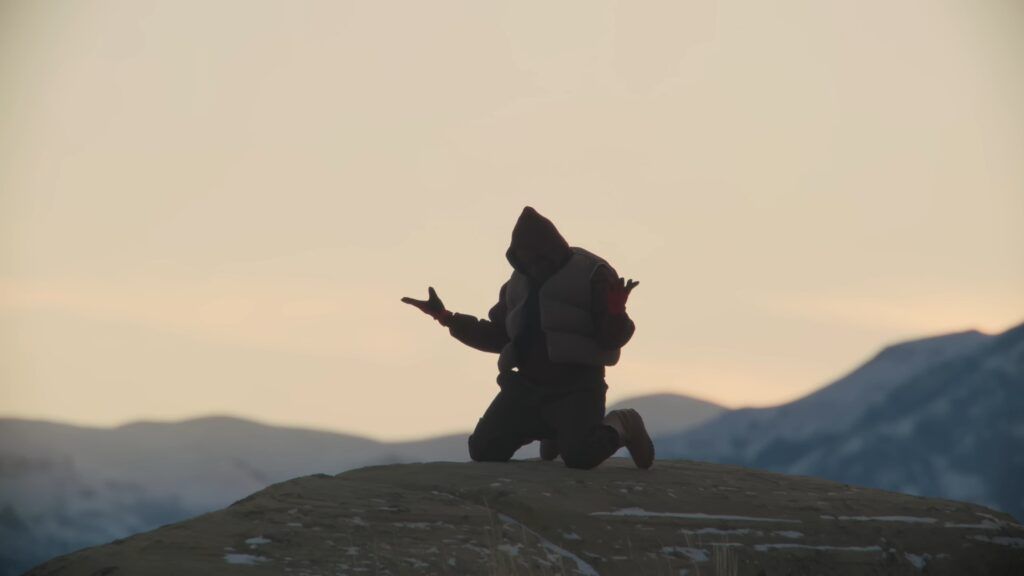 Kanye West no clipe de Closed On Sunday